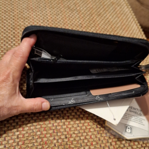 b.o.c Black Charging & RFID Wallet - Picture 8 of 15